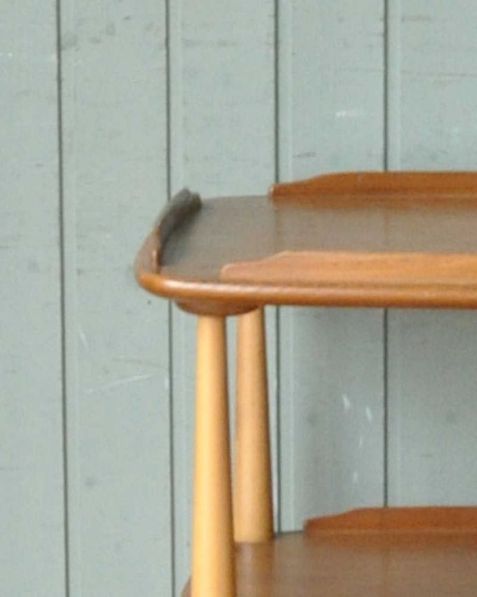 アーコールの家具　アンティーク家具　北欧デザインのヴィンテージ家具、キャスター付きトローリー （アーコール）。ちょっとしたこだわりワゴンと言っても現代のものとは全然違う･･･風合いもいいんです。(x-978-f)