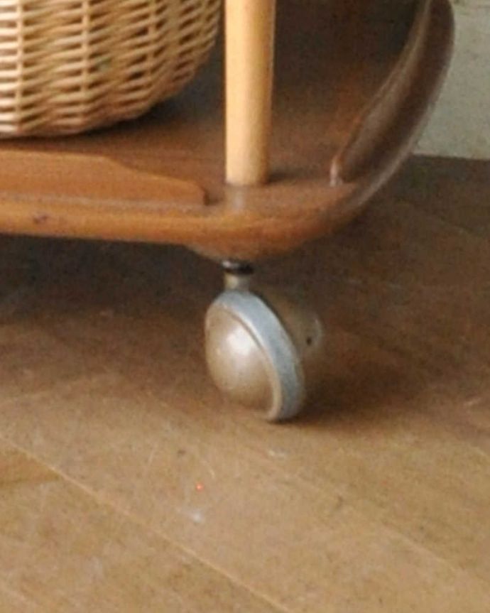 アーコールの家具　アンティーク家具　北欧デザインのヴィンテージ家具、キャスター付きトローリー （アーコール）。ちゃんと動きます脚先にはキャスターが。(x-978-f)