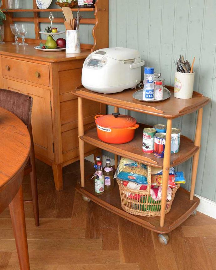 アーコールの家具　アンティーク家具　北欧デザインのヴィンテージ家具、キャスター付きトローリー （アーコール）。テーブルの横でスタンバイ。(x-978-f)