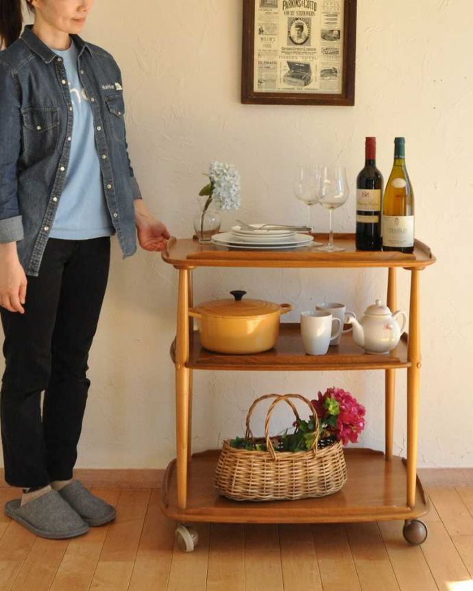 アンティークのワゴン・トローリー　アンティーク家具　北欧デザインのヴィンテージ家具、キャスター付きトローリー （ERCOL）。コロコロ転がせば移動も楽チン！可愛いので毎日使いたくなります。(x-979-f)