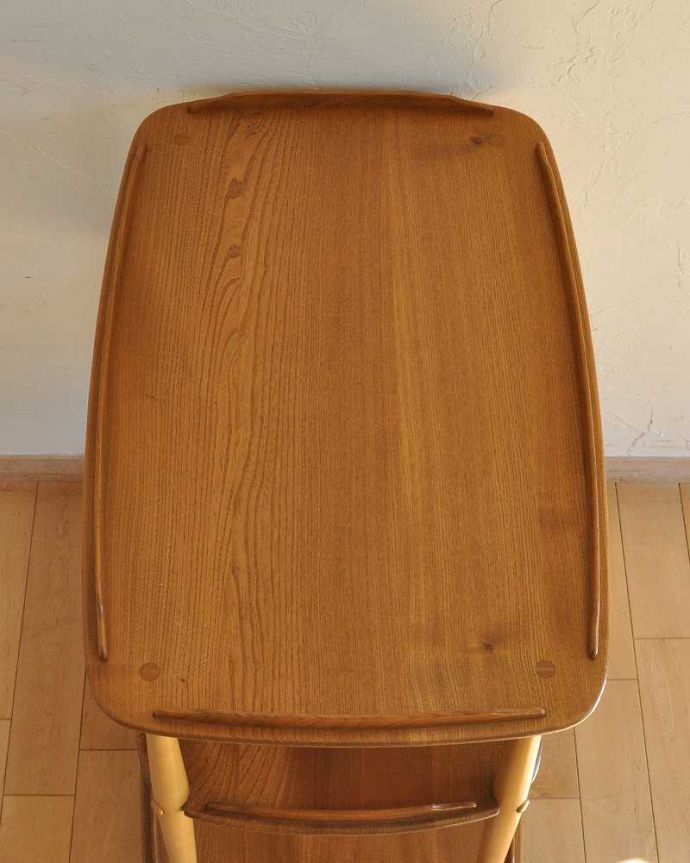 アンティークのワゴン・トローリー　アンティーク家具　北欧デザインのヴィンテージ家具、キャスター付きトローリー （ERCOL）。天板もキレイに仕上げました。(x-979-f)