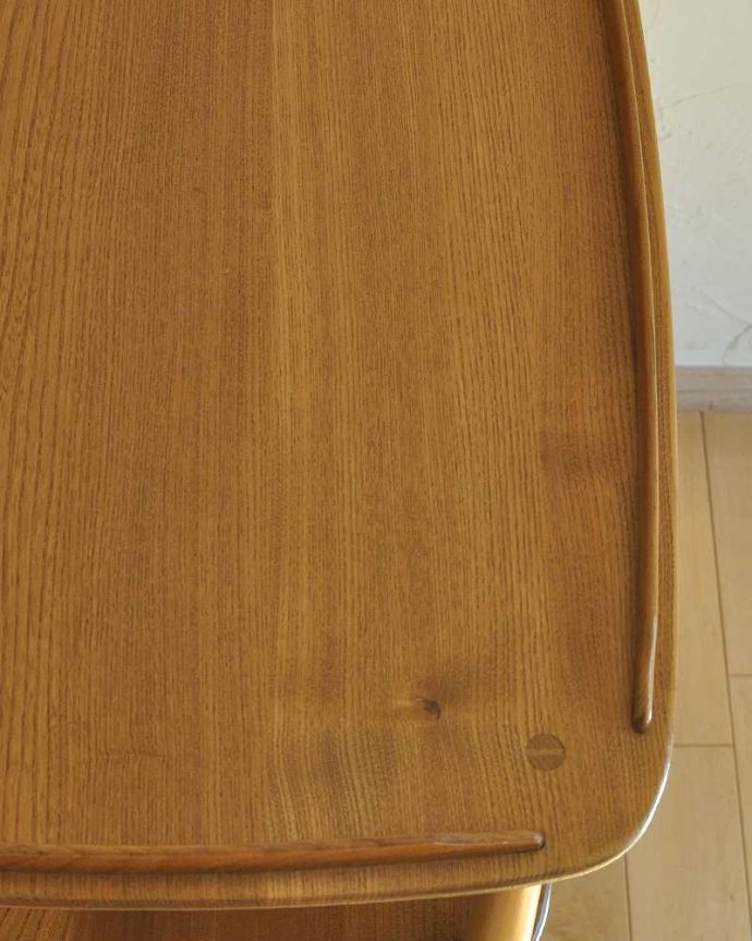 アンティークのワゴン・トローリー　アンティーク家具　北欧デザインのヴィンテージ家具、キャスター付きトローリー （ERCOL）。キレイにお直しして丈夫なので安心してお使いいただけます。(x-979-f)