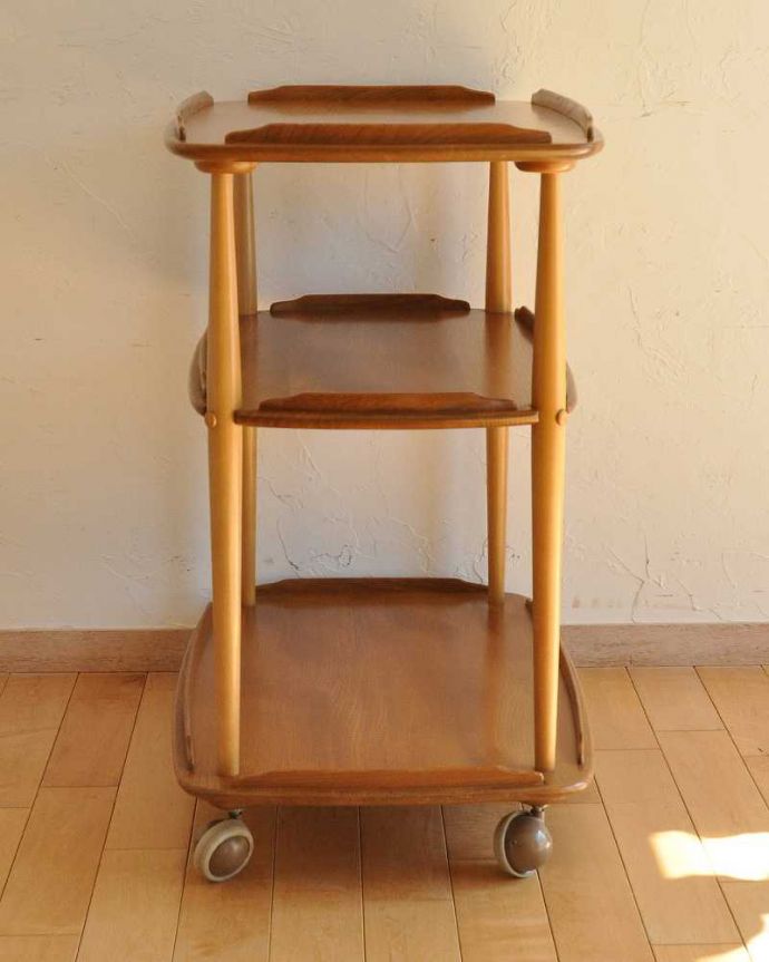 アンティークのワゴン・トローリー　アンティーク家具　北欧デザインのヴィンテージ家具、キャスター付きトローリー （ERCOL）。シンプルで繊細なデザインはさすがアーコールです。(x-979-f)