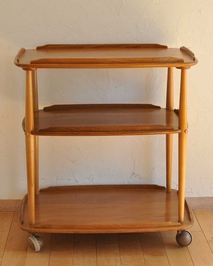 アンティークのワゴン・トローリー　アンティーク家具　北欧デザインのヴィンテージ家具、キャスター付きトローリー （ERCOL）。アンティークは新品ではないので、もちろん経年変化によるキズはありますが、専門の職人が目立たないようキレイにお直しをしているので、後姿までキレイです。(x-979-f)