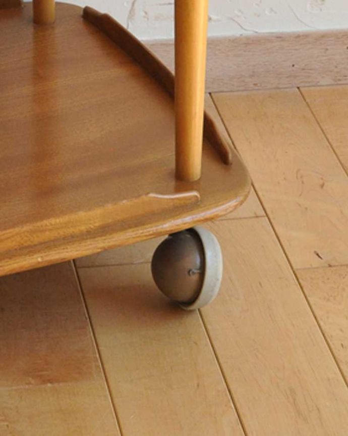 アンティークのワゴン・トローリー　アンティーク家具　北欧デザインのヴィンテージ家具、キャスター付きトローリー （ERCOL）。きちんと調整したので、新しいものと比べるとスムーズではありませんが、ちゃんと動きます。(x-979-f)