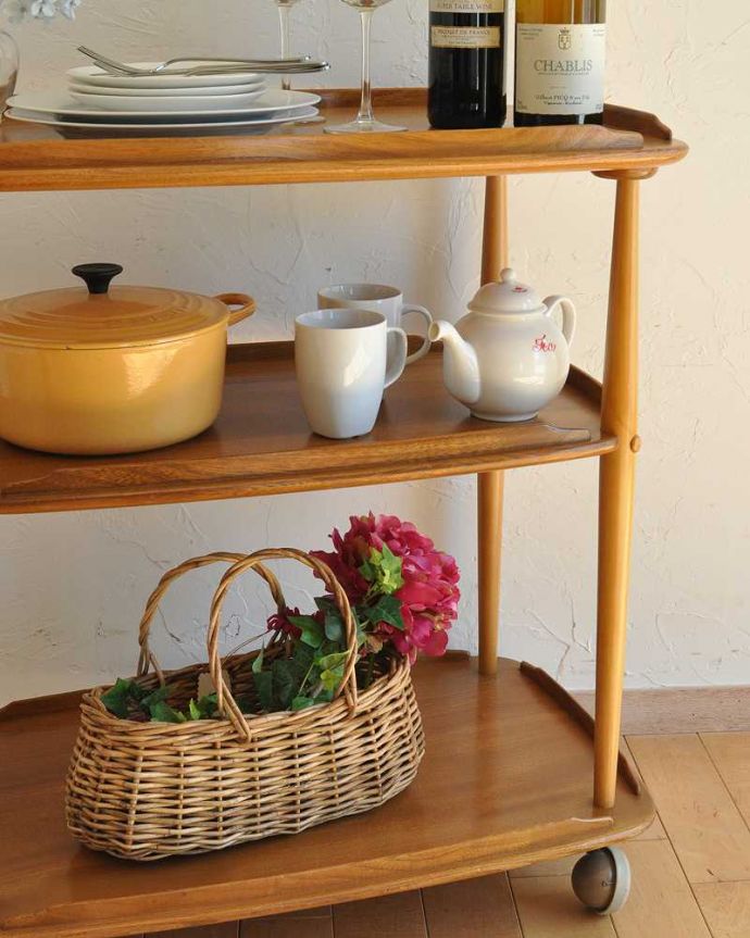 アンティークのワゴン・トローリー　アンティーク家具　北欧デザインのヴィンテージ家具、キャスター付きトローリー （ERCOL）。３段になっているので収納力があります。(x-979-f)