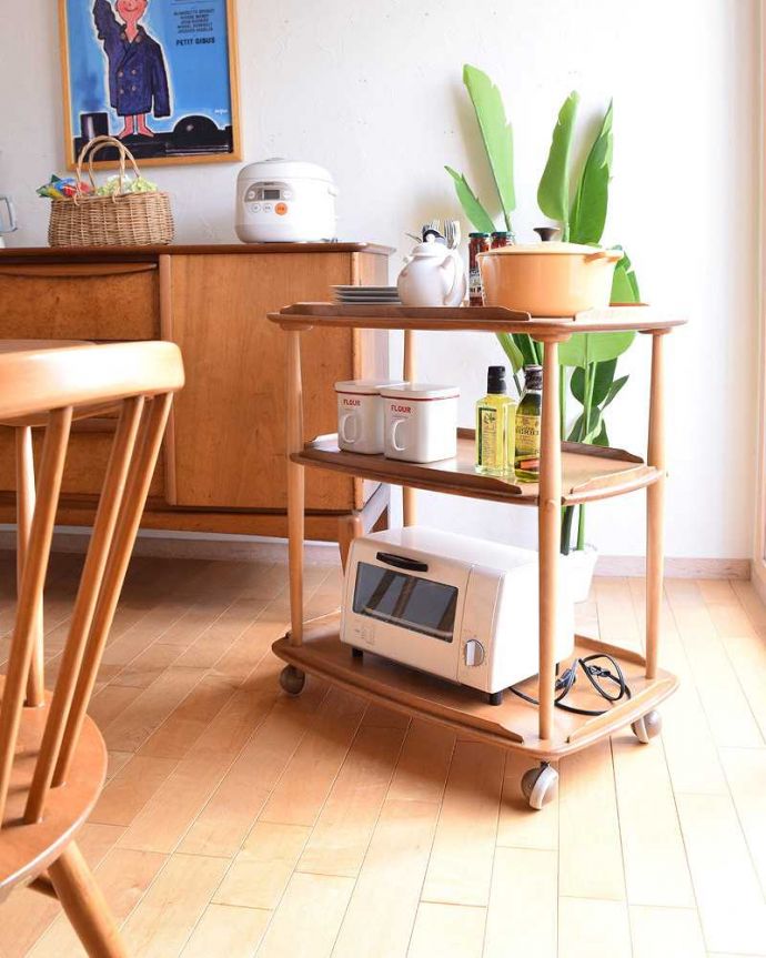 アンティークのワゴン・トローリー　アンティーク家具　北欧デザインのヴィンテージ家具、キャスター付きトローリー （ERCOL）。テーブルの横でスタンバイ。(x-979-f)