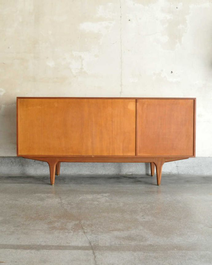 チーク材を使ったヴィンテージ家具、北欧のスタイリッシュなサイド