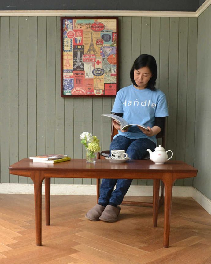 アンティークのテーブル　アンティーク家具　北欧系ヴィンテージのアンティーク家具、シンプルな伸張式のコーヒーテーブル。スッキリとしたカッコいい北欧デザインシンプルでカッコいいコーヒーテーブルは、どんなお部屋のインテリアにもすんなりカッコよく似合います！（モデルの身長はcmです）。(x-990-f)