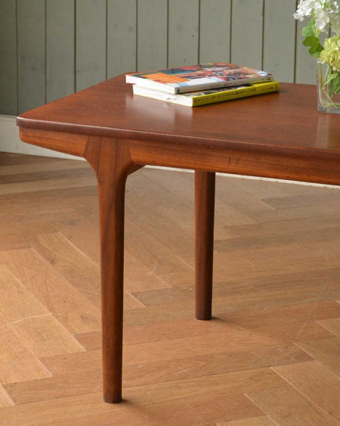 アンティークのテーブル　アンティーク家具　北欧系ヴィンテージのアンティーク家具、シンプルな伸張式のコーヒーテーブル。クールな表情の中に感じるぬくもり･･･ヴィンテージの家具は、クールな表情の中に、なんだかほっこりとしたぬくもりが感じられるんです。(x-990-f)