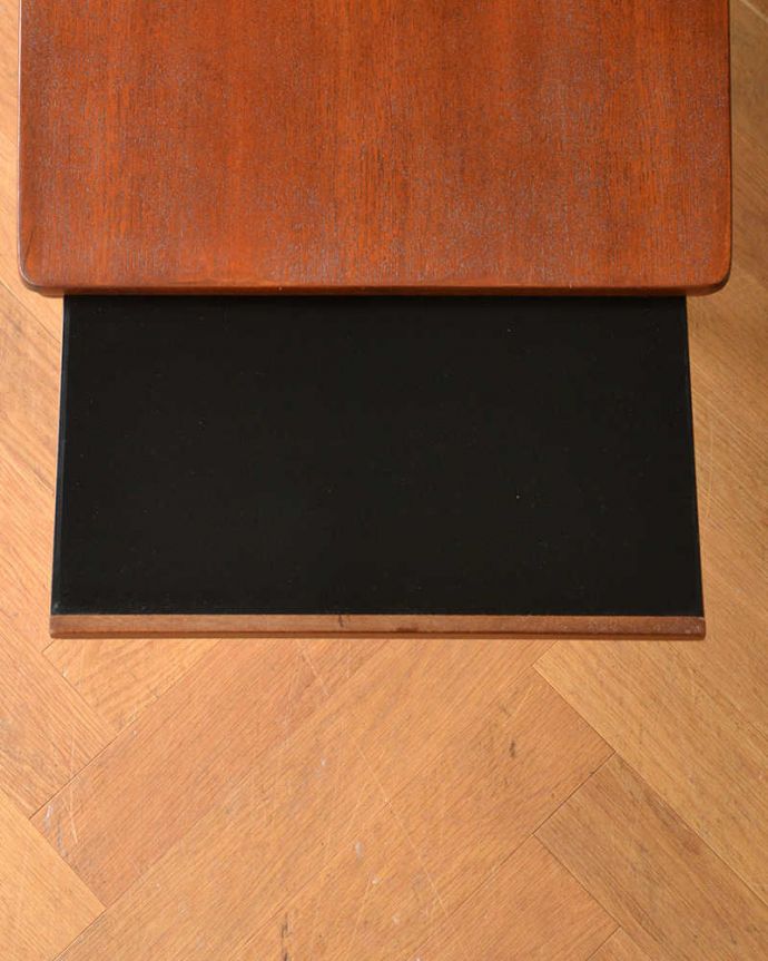 アンティークのテーブル　アンティーク家具　北欧系ヴィンテージのアンティーク家具、シンプルな伸張式のコーヒーテーブル。近づいて見てみると･･･天板を近くで見て下さい。(x-990-f)