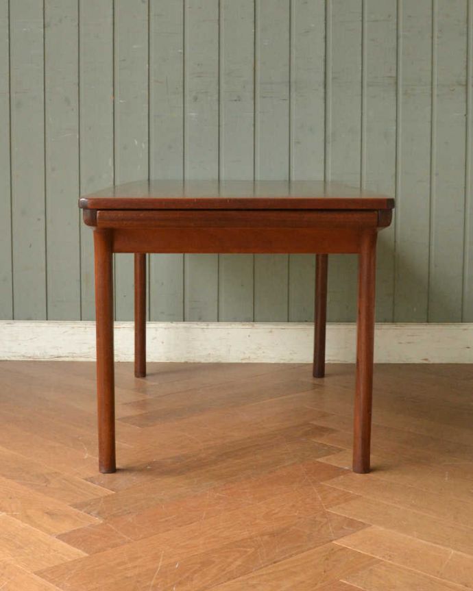 アンティークのテーブル　アンティーク家具　北欧系ヴィンテージのアンティーク家具、シンプルな伸張式のコーヒーテーブル。こっち側もキレイです！アンティークは新品ではないので、もちろん経年変化によるキズはありますが、専門の職人がきちんとお直しをしているので、180度どの角度もキレイです。(x-990-f)