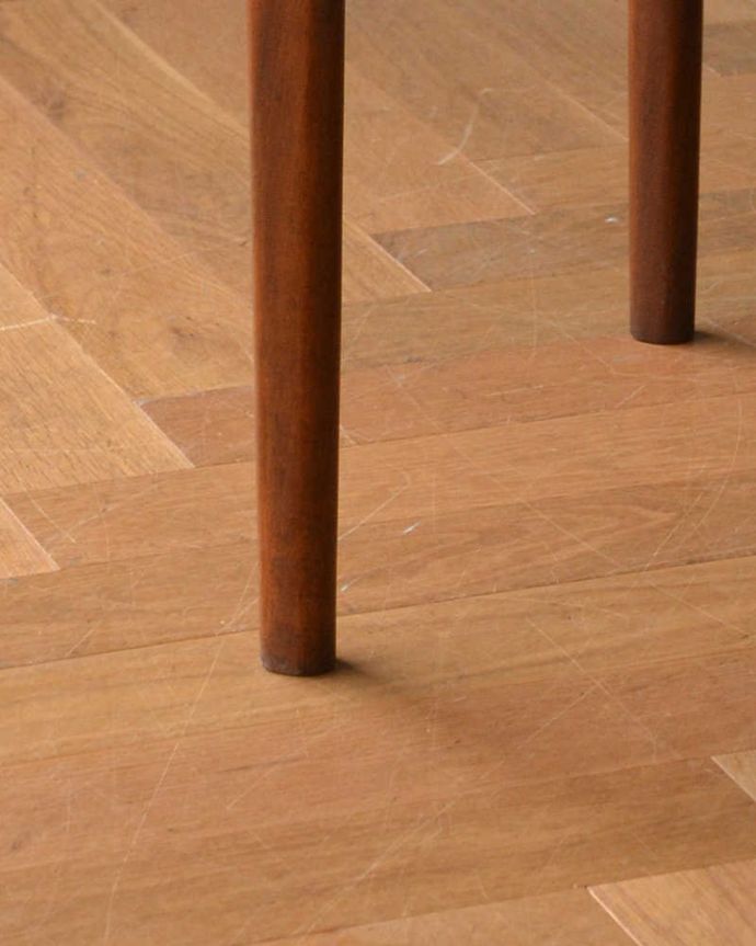 アンティークのテーブル　アンティーク家具　北欧系ヴィンテージのアンティーク家具、シンプルな伸張式のコーヒーテーブル。持ち上げなくても移動できます！Handleのアンティークは、脚の裏にフェルトキーパーをお付けしていますので、床を滑らせてれば移動が簡単です。(x-990-f)