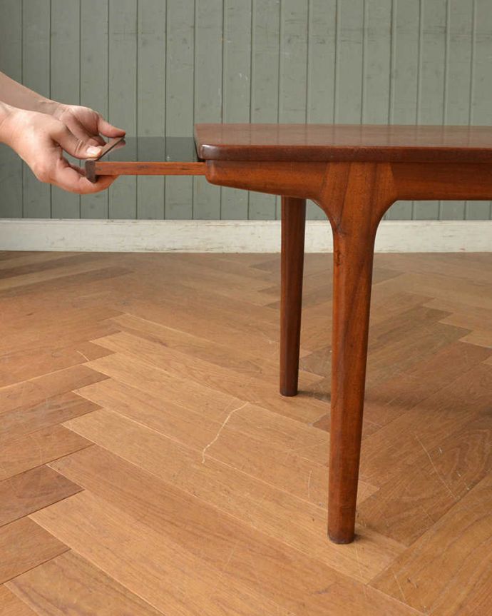 アンティークのテーブル　アンティーク家具　北欧系ヴィンテージのアンティーク家具、シンプルな伸張式のコーヒーテーブル。スライドトレーまで付いていました。(x-990-f)