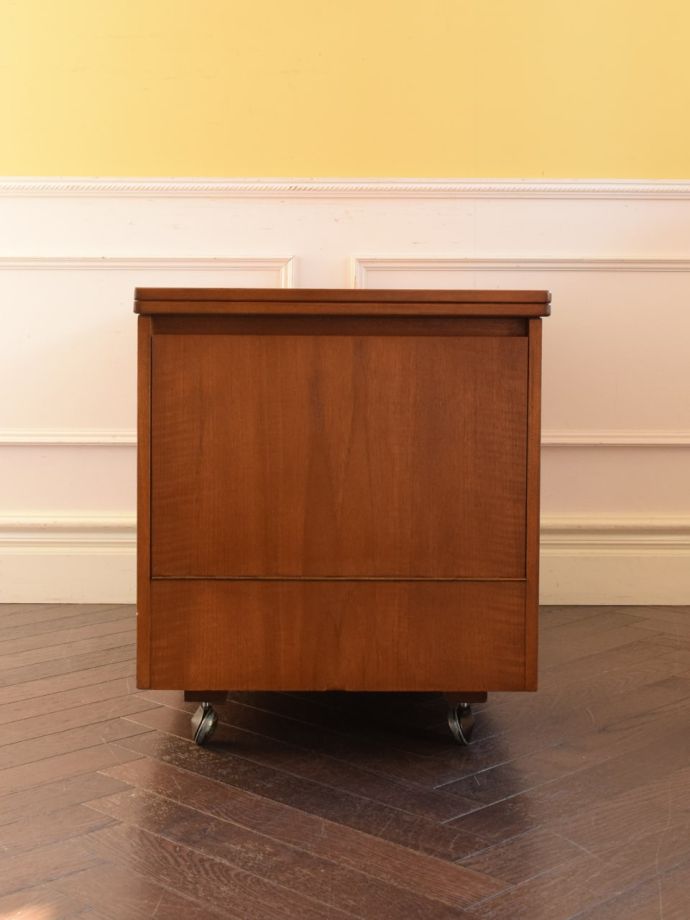 ビンテージコーヒーテーブルの側面