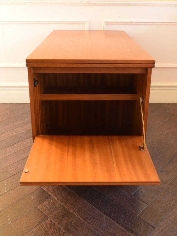 コーヒーテーブルの側面