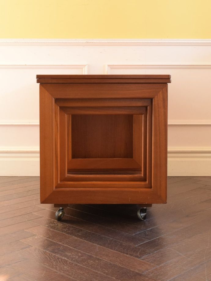 コーヒーテーブルの側面