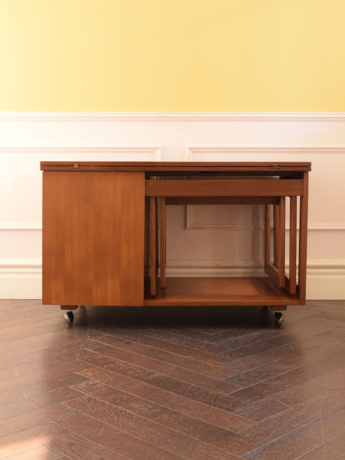 コーヒーテーブルの側面