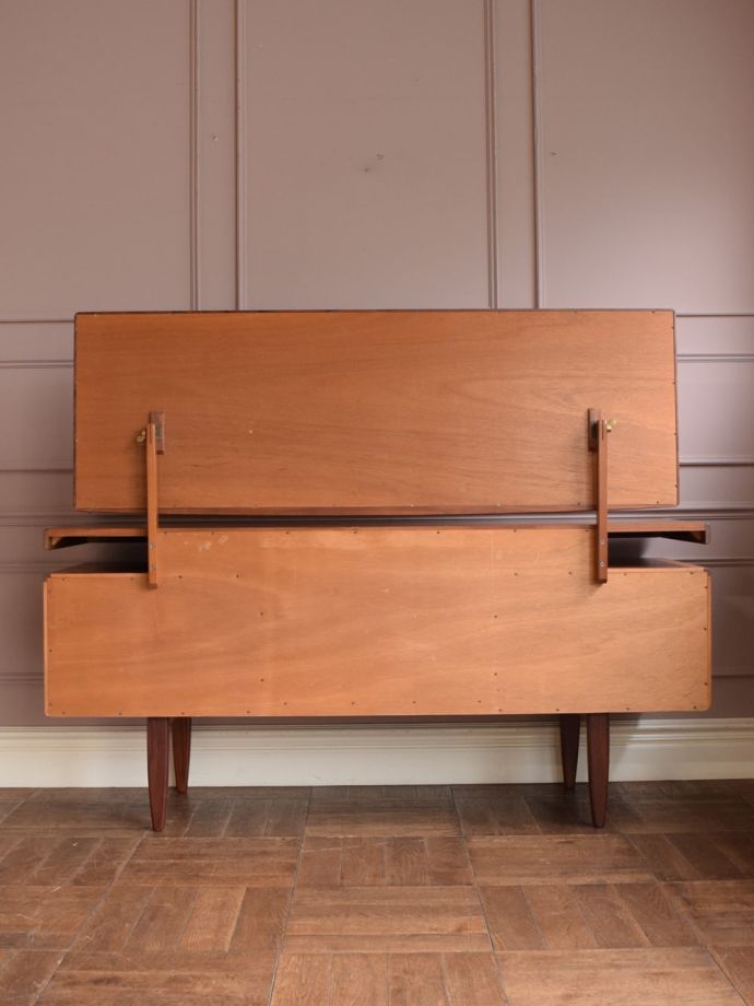 G-PLANのドレッサーの後ろ姿