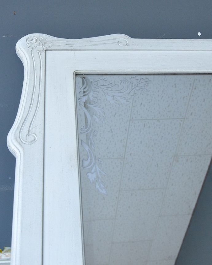 アンティーク風のウォールミラー