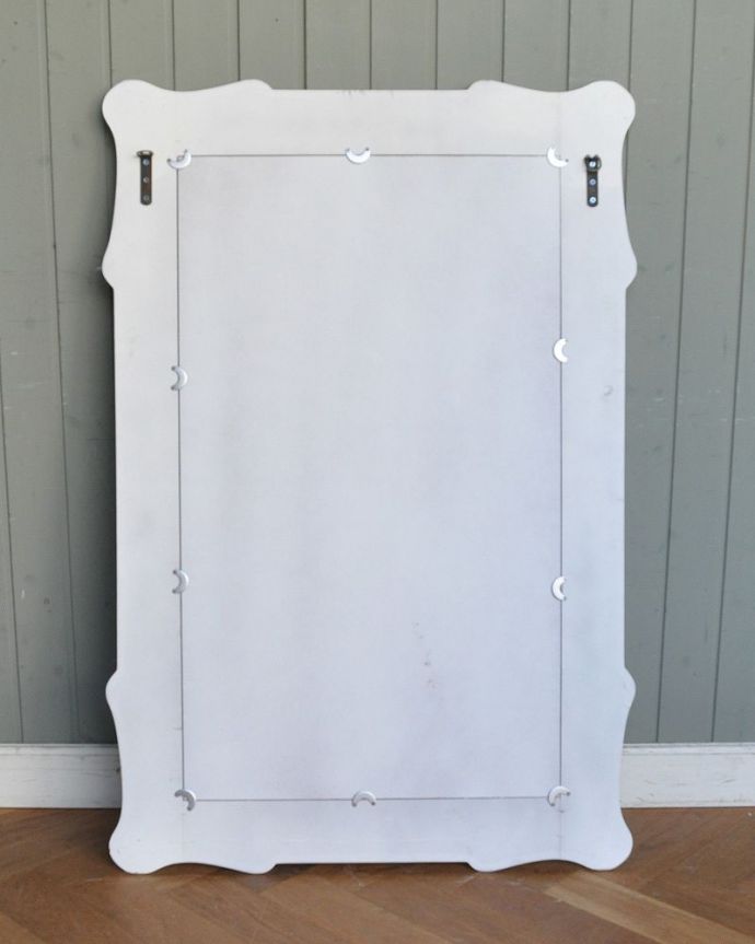 ウォールミラーの後ろ姿