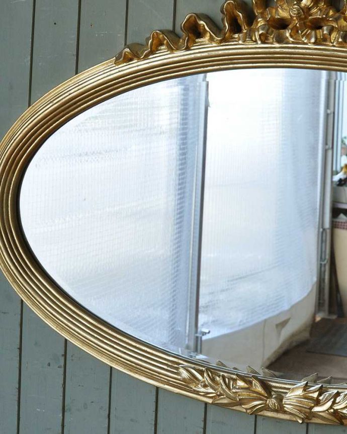 ミラー・時計　インテリア雑貨　アンティーク調のオーバル形ミラー（ゴールド/壁掛けタイプ）。エレガントな装飾で縁取られた美しいミラー。(y-016-z)