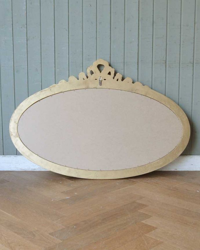 ミラー・時計 インテリア雑貨 アンティーク調のオーバル形ミラー(ゴールド/壁掛けタイプ)。壁に取り付けられるように金具が付いています。(y-016-z)