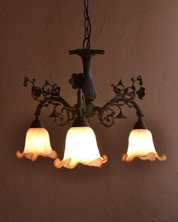 シャンデリア　照明・ライティング　アンティーク風のシェード付きシャンデリア(3灯)（Ｅ17電球付）。。(cr-522)