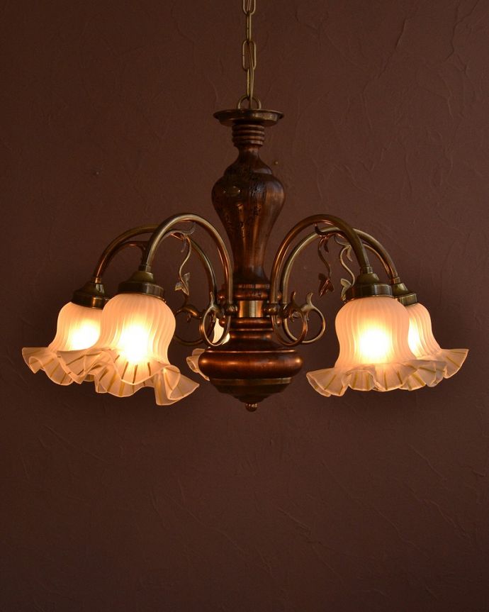 木製のおしゃれなシャンデリアの灯り