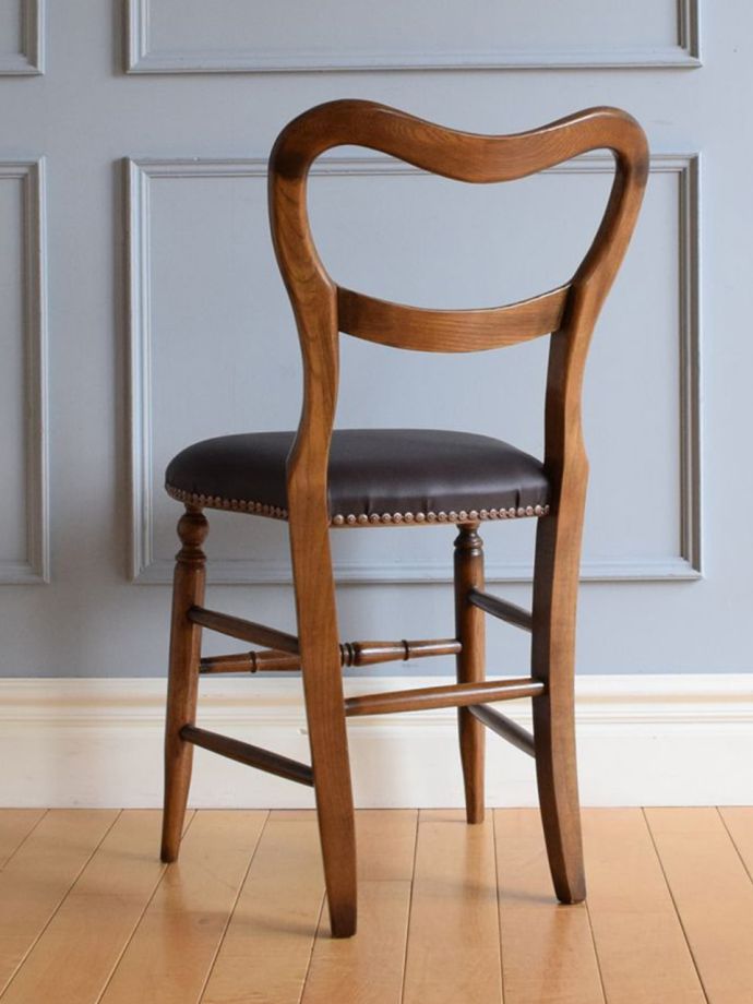 アンティーク風チェアの後ろ姿