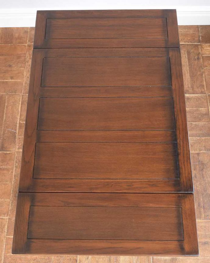 天板を広げた折り畳みテーブル