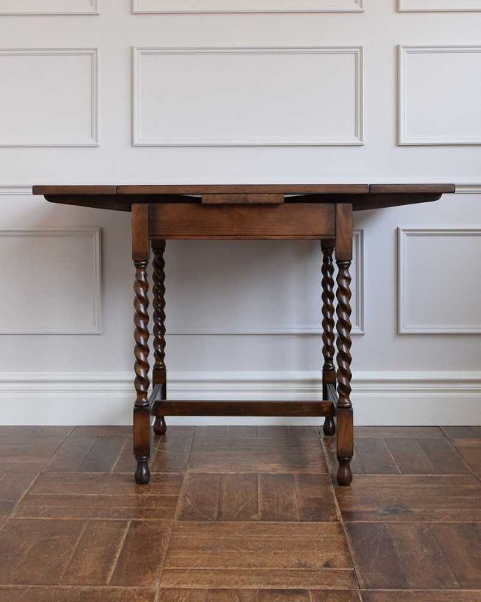 天板を広げた伸長式テーブル