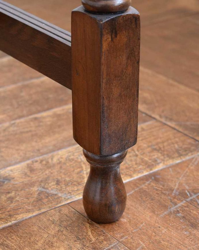 ダイニングテーブルの脚