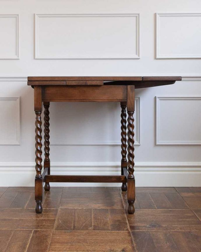 片方を開いた折り畳みテーブル