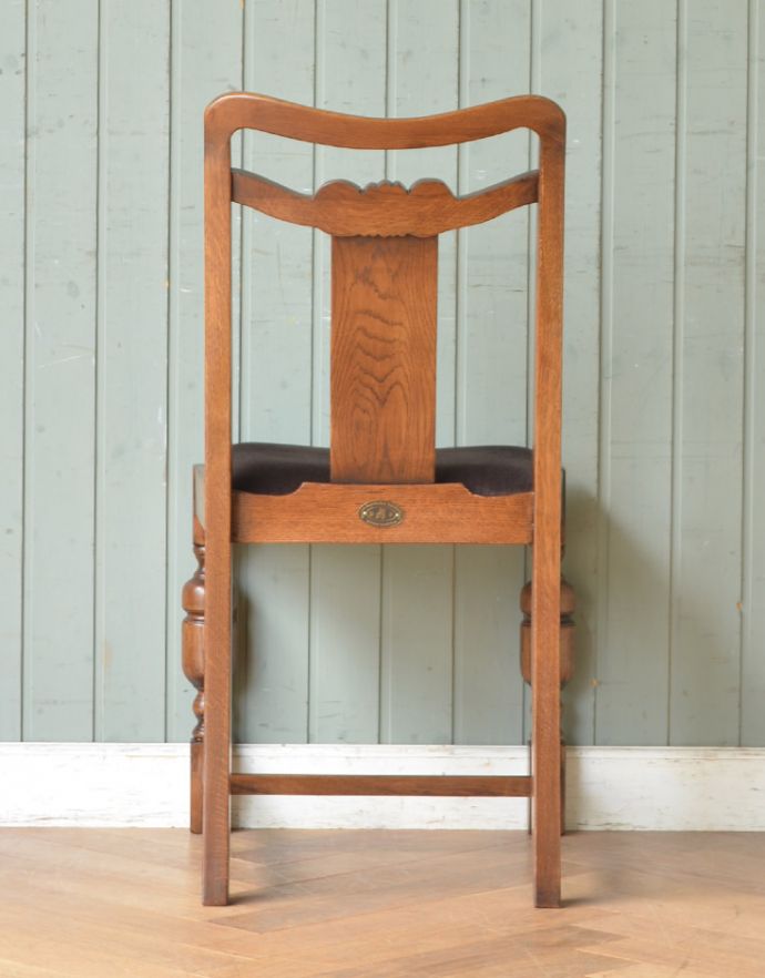 アンティーク風チェアの後ろ姿