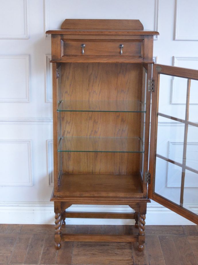 アンティーク風のおしゃれな家具、 ガラスキャビネットのショーケース