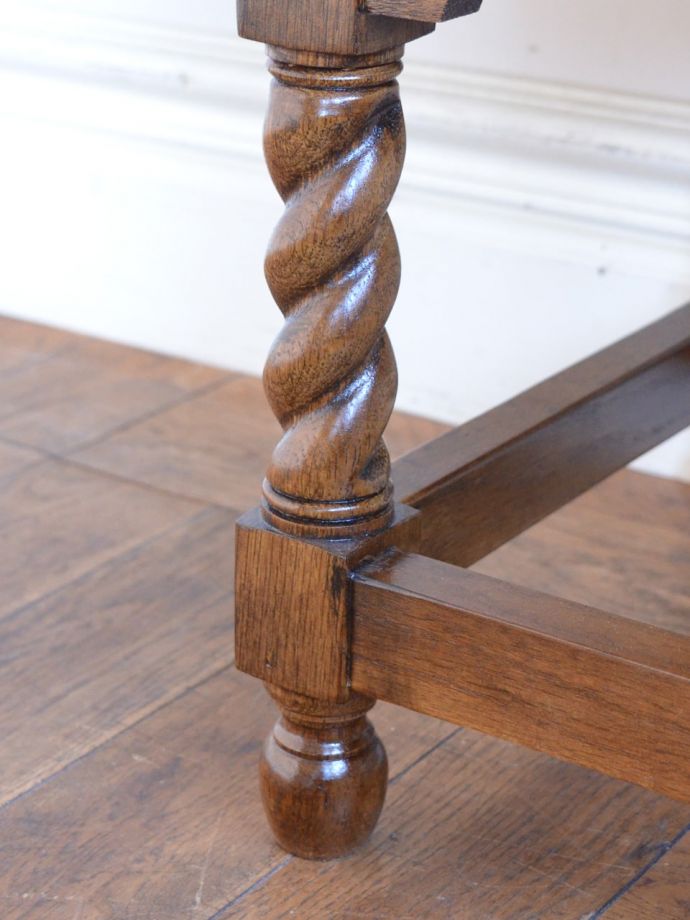 アンティーク風のツイスト足