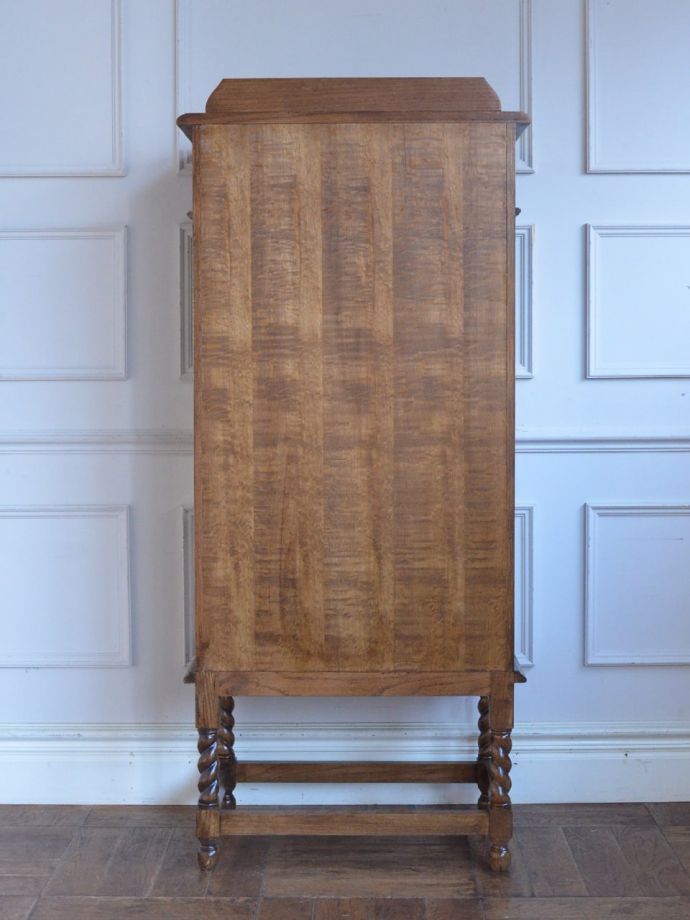 キャビネットの後ろ姿