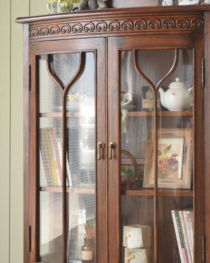 アンティーク風のキャビネット