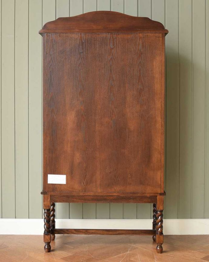 キャビネットの後ろ