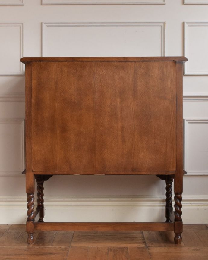 チェストの後ろ姿