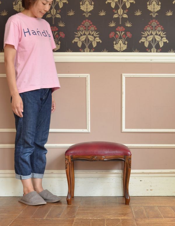 アンティーク風の椅子 アンティーク風 アンティーク風スツール。大人っぽい上品さで存在感たっぷり。(y-105-c)