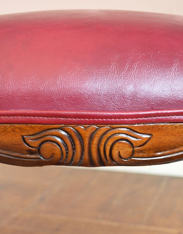 アンティーク風の椅子 アンティーク風 アンティーク風スツール。美しい装飾が施されています。(y-105-c)