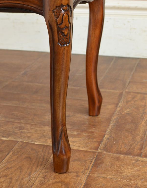 アンティーク風の椅子 アンティーク風 アンティーク風スツール。細部までこだわりのデザインが施されています。(y-105-c)