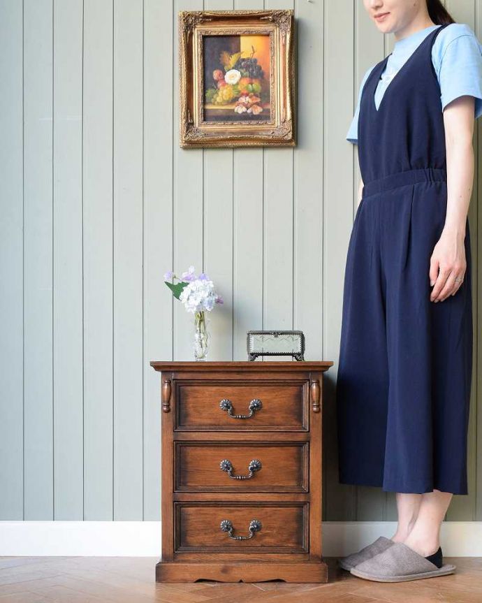 アンティーク風のサイドチェスト