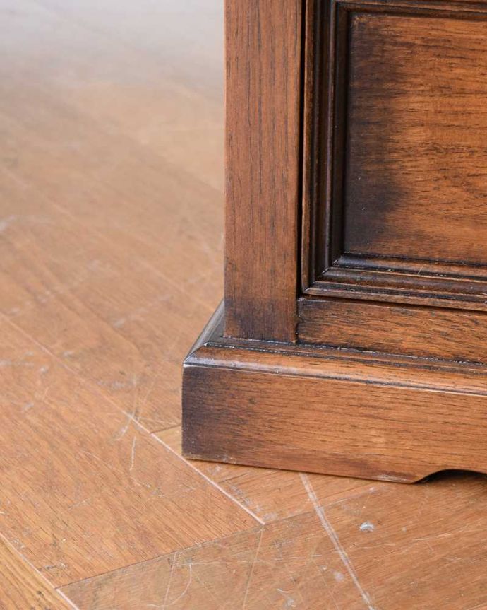 サイドチェストの脚