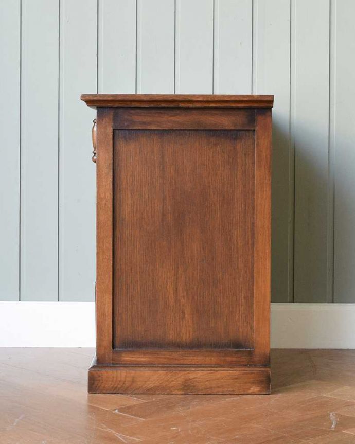 サイドチェストの側面