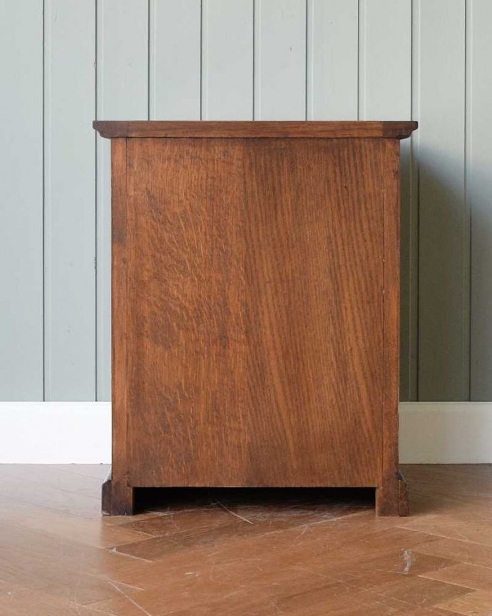 サイドチェストの後ろ姿