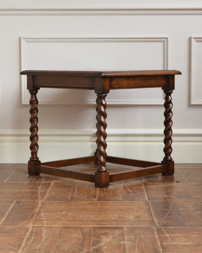 アンティーク風の家具 アンティーク風 アンティーク風 サイドテーブル。後ろ姿も見て下さい。(y-106-f)