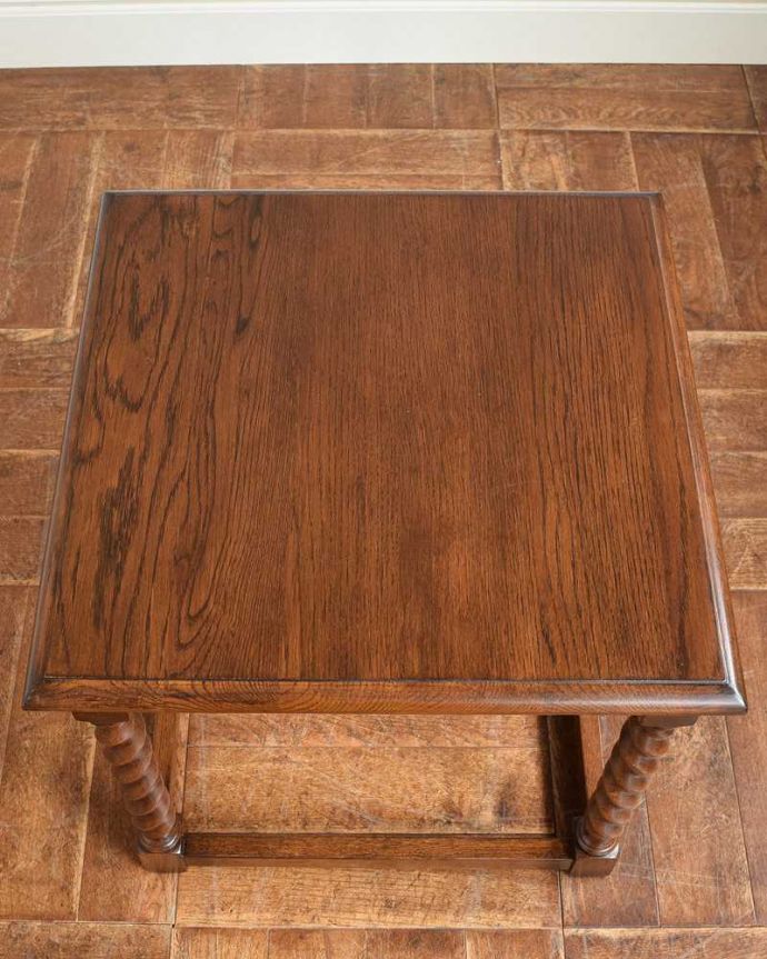 アンティーク風の家具 アンティーク風 アンティーク風 サイドテーブル。上から見ると・・・天板の形はこんな感じです。(y-106-f)